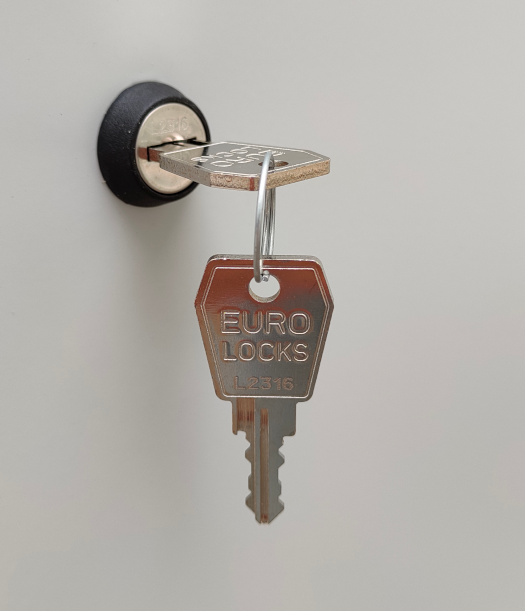 Zamek cylindryczny C702 w szafce skrytkowej pracowniczej MKB 4